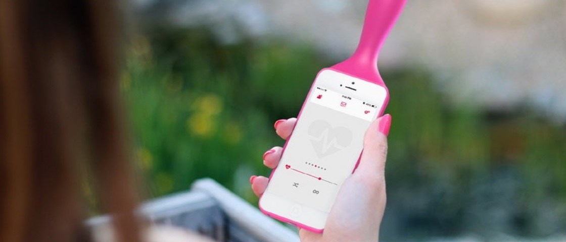 izivibe - IZIVIBE - A capa de celular que é também um vibrador