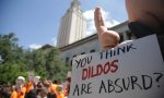 com 4 500 vibradores universitarios protestam contra armas no texas 150x90 - A vida sexual a três: você, ele e um vibrador