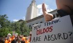 com 4 500 vibradores universitarios protestam contra armas no texas 150x90 - Sem regras, 50 Tons mais Escuros ganha trailer de arrepiar!