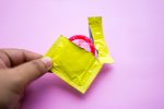 retirar o preservativo 150x100 - Os produtos eróticos mais vendidos para lésbicas