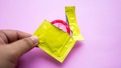 retirar o preservativo 388x220 - Stealthing: Retirar o preservativo sem consentimento é crime?