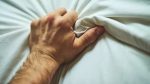homem nao geme no sexo mao de homem  150x84 - Orgasmo Múltiplo: Guia de técnicas, vibradores e cosméticos para turbinar seu prazer