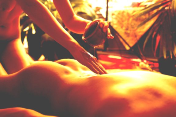 Espalhe óleo de massagem no seu corpo e faça uma massagem corpo a corpo: