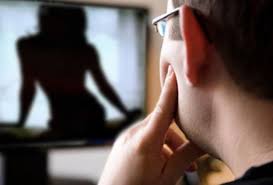 homem pornografia - Pesquisa revela o que homens e mulheres pensam durante a masturbação