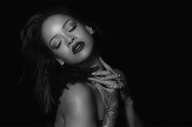 rihanna kiss it better video 2016 billboard 1 - As Celebridades que assumiram usar sex toys